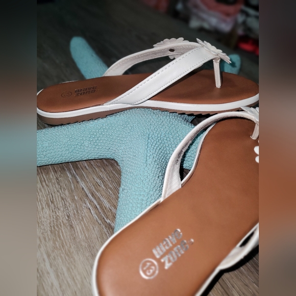 🇺🇲Girls Wave Zone faux leather white strap between toe bling sandal Sz 13 - Picture 3 of 6